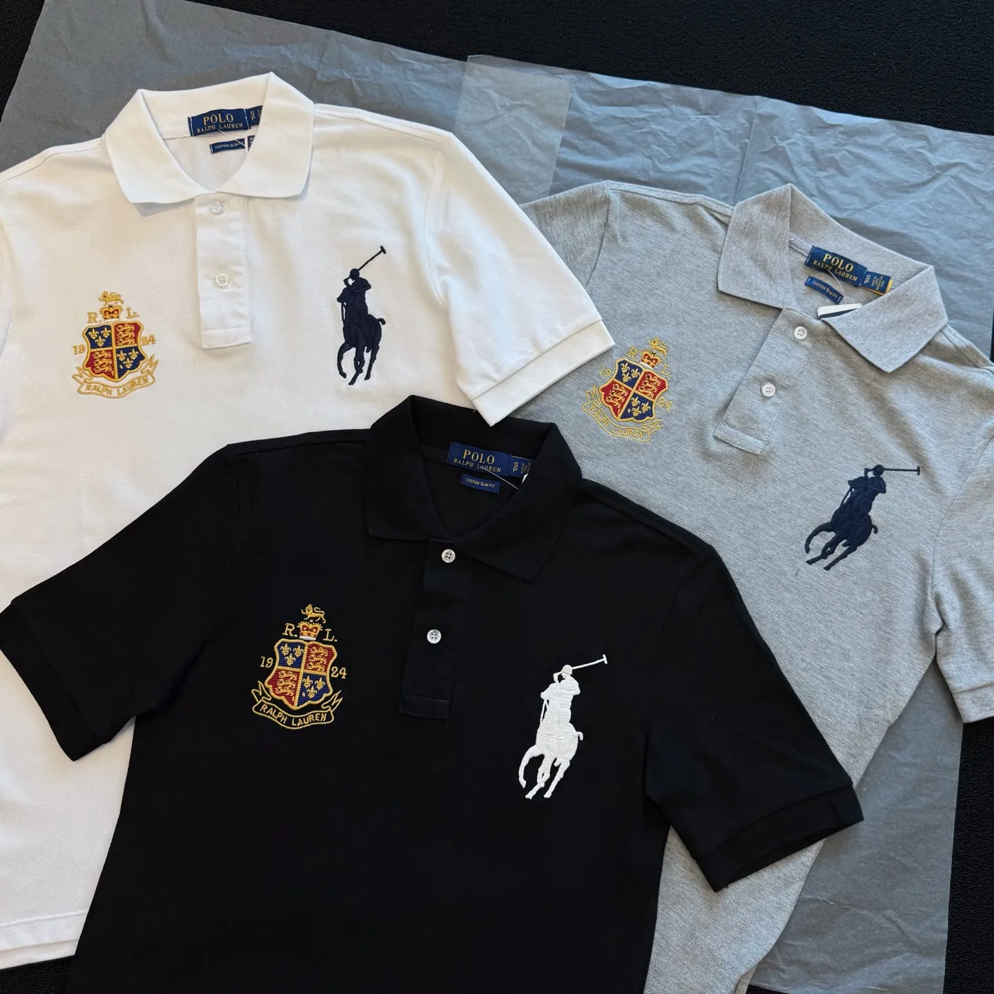 P170 Style No. RL01 (four colors) Ralph Lauren/Ralph Lauren Basic Malaysian Crown 👑Club emblem embroidered logo Big Pony Lapel Polo shirt T-shirt short-sleeved fabric 100% piqué cotton, imported embroidered logo on the chest, custom threaded collar, Malaysian embroidery, the highest version, suitable for business and leisure daily use! 🌘Two-button placket, laser logo pearlescent resin buttons, cuffs and hem using double-thread sewing technology, different currency versions, full set of original three-label accessories!   SIZE #S~XXL Color#Black Navy Gray White